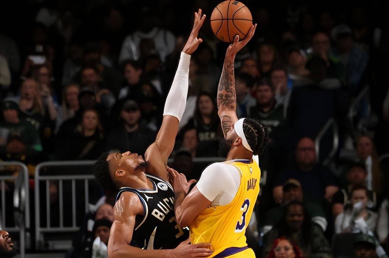 浓眉关键时刻救险，巴萨力保胜局拿下系列赛-